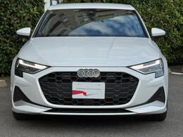 Audiデザインの特徴であるシングルフレームグリルが存在感を主張します。