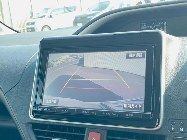 【バックカメラ】駐車時に後方がリアルタイム映像で確認できます。大型商業施設や立体駐車場での駐車時や、夜間のバック時に大活躍！運転スキルに関わらず、今や必須となった装備のひとつです！