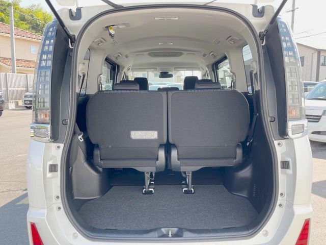 普段のお買い物や通勤、送迎等に十分な荷室スペースを確保しております。セカンドシートを倒すと、大きな荷物の積載も可能です♪