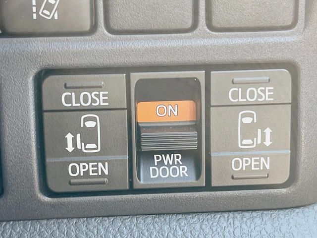 【両側スライドドア】駐車場で隣の車との間隔が狭く乗りにくい時、スライドドアなら安心！ドアオープン時も幅を取らず、開口部が広いので乗り降りがとっても簡単です。大きな荷物の出し入れも後席から可能♪