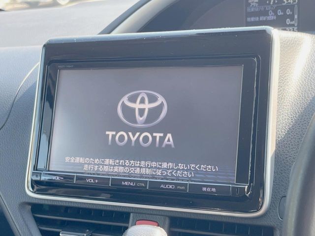 【純正ナビ】人気の純正ナビを装備しております。ナビの使いやすさはもちろん、オーディオ機能も充実！キャンプや旅行はもちろん、通勤や買い物など普段のドライブも楽しくなるはず♪