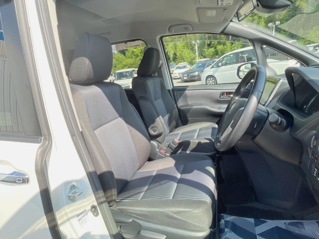 運転席シート廻りは使用感も少なく、良好な状態となっています。前オーナー様が丁寧に使っていたことがよくわかりますね。