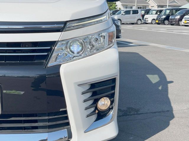 【LEDヘッドライト】悪天候や夜間走行時も良好な視界を確保し安心して運転できる高輝度LEDヘッドライトを装備！点灯速度が早く、消費電力も抑えられています。