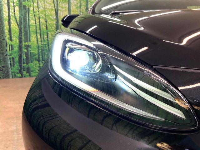 【LEDヘッドライト】悪天候や夜間走行時も良好な視界を確保し安心して運転できる高輝度LEDヘッドライトを装備！点灯速度が早く、消費電力も抑えられています。
