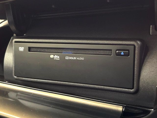 【CD/DVDデッキ】オプションのCD/DVDデッキを搭載。ディスプレイオーディオでエンタメをお楽しみいただけます。
