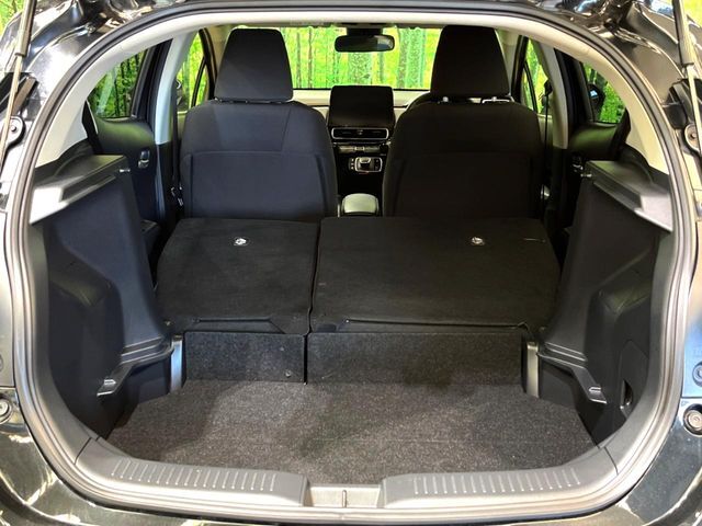 普段のお買い物や通勤、送迎等に十分な荷室スペースを確保しております。セカンドシートを倒すと、大きな荷物の積載も可能です♪