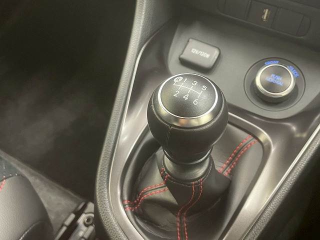 【6速MT】車両。MTならではの運転をお楽しみ頂けます。