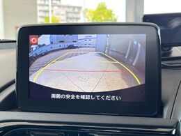 【バックカメラ】駐車時に後方がリアルタイム映像で確認できます。大型商業施設や立体駐車場での駐車時や、夜間のバック時に大活躍！運転スキルに関わらず、今や必須となった装備のひとつです！
