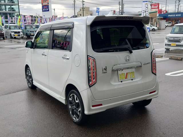 雨が降ってもゆったりと車選びができる全天候型立体展示場！エスカレーター完備！