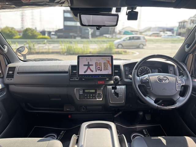 アイポイントも高く回転半径も小さいお車ですので運転もしやすいです。男性の方はもちろん女性にもオススメのお車なんです。また当社にてインテリア周りのハンドルやパネルなどのカスタマイズも可能です。