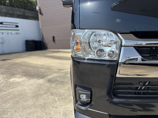 LEDヘッドライト装着車両！一般的なハロゲンライトに比べると太陽光に近い明るさで長寿命となります。