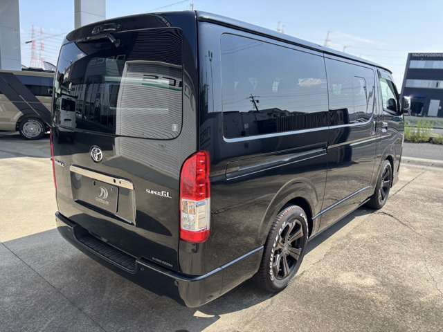 当社は新車、中古車を中心に販売、カスタマイズを行っております。200系ハイエースはカスタマイズパーツの多いお車です。お客様のご希望の一台も製作も可能です。是非ご希望をお聞かせ下さい。