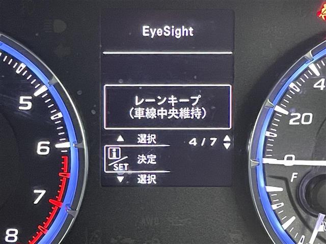 【車線逸脱警報機能】走行中にクルマが車線をはみ出した際に、ブザーなどの警報が鳴り、危険を知らせます。機能には限界があるためご注意ください。