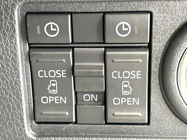 【両側パワースライドドア】スマートキーや運転席のスイッチで後席両側スライドドアの開閉が可能♪電動だから力を入れてドアを開ける必要が無く、小さなお子様でも簡単に開け閉めでき快適です♪