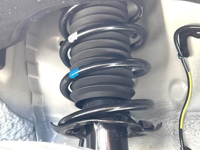 お車を安心してお乗りいただく為には、足回りの定期点検が欠かせません。サービスサポート（有償保証）では無料点検もご提供しており、安心のカーライフをお過ごしいただけるサポート体制が整っています。