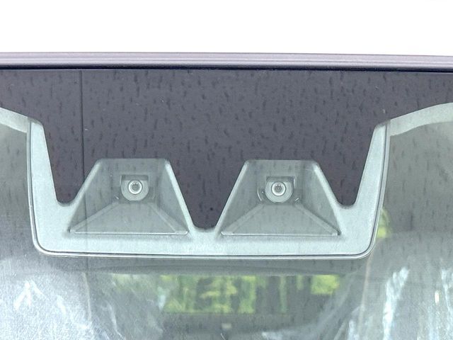 【スマートアシスト】走行中に前方の車両等を認識し、衝突しそうな時は警報とブレーキで衝突回避と被害軽減をアシスト。より安全にドライブをお楽しみいただけます。