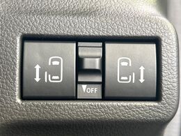 【両側パワースライドドア】スマートキーや運転席のスイッチで後席両側スライドドアの開閉が可能♪電動だから力を入れてドアを開ける必要が無く、小さなお子様でも簡単に開け閉めでき快適です♪