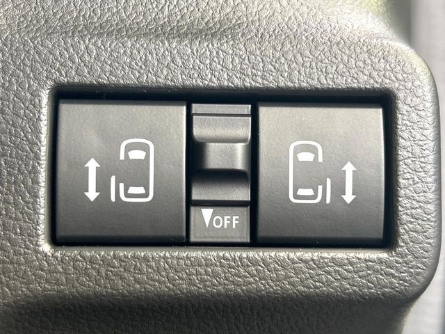 【両側パワースライドドア】スマートキーや運転席のスイッチで後席両側スライドドアの開閉が可能♪電動だから力を入れてドアを開ける必要が無く、小さなお子様でも簡単に開け閉めでき快適です♪