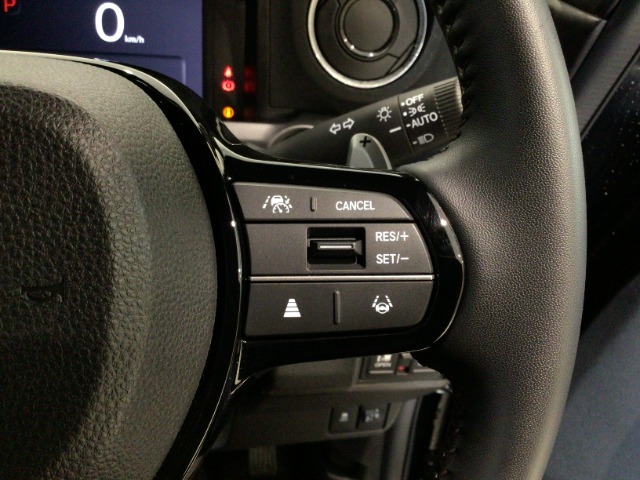 【アダプティブ・クルーズ・コントロール】予め設定した車速内でクルマが自動的に加減速。 前走車との適切な車間距離を維持しながら追従走行し、高速道路でのドライバーの疲労を軽減してくれる嬉しい機能付♪