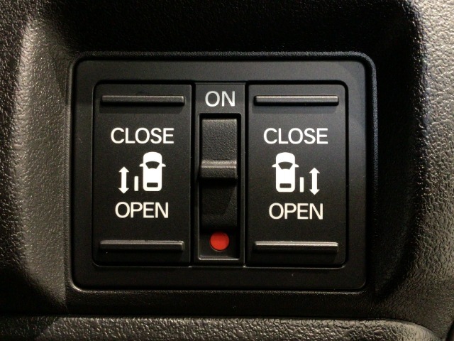 【両側パワースライドドア】両側がパワースライドドアになっており、運転席のスイッチやスマートキーでも開閉が可能です！開口部も広いので乗り降りも楽々♪