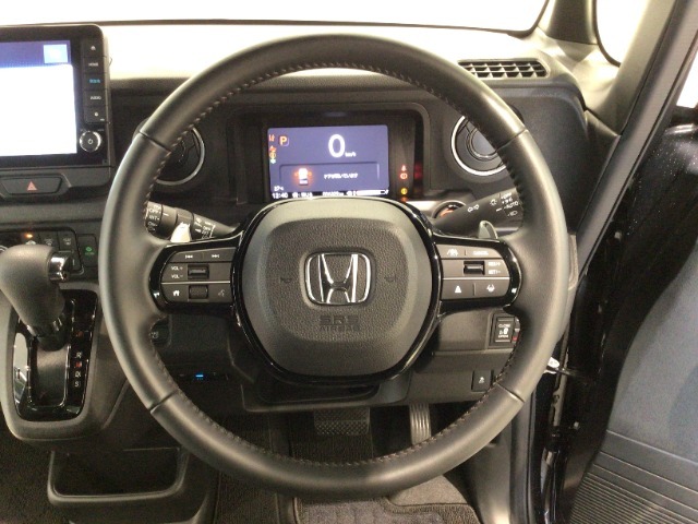 運転にかかわる様々な操作を安全に行えるように視点移動が少なく操作性に配慮されたスイッチ類が凝縮されたコクピットです。