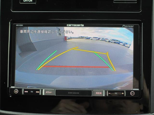 バックカメラの映像はナビ画面に映し出されます。駐車線はステアリング連動仕様なのでハンドルの切り具合も確認できます。