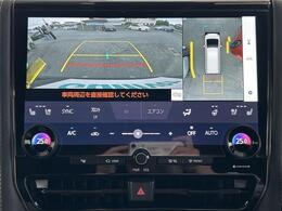 【全方位モニター】まるでクルマを真上から見下ろしたかのような視点で駐車をサポートします！クルマの斜め後ろや真横など、前後左右の4つのカメラの映像が合成されて、モニターに映し出されます。