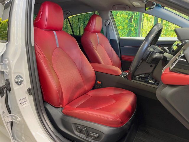 【赤革シート】上質な革を使用し、高級感あふれる革シート。常に体に触れる部分だから、座り心地の良さにはこだわりたいですね♪汚れの付着や劣化を抑制する内装コーティング施工もおススメですよ♪