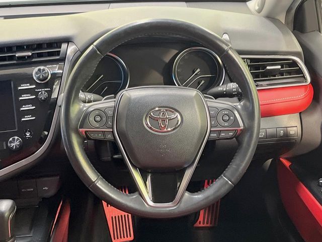 【パドルシフト】ハンドルから手を離さずに素早くシフトアップ＆ダウンができるので、エンジンブレーキを使う下り坂や高速道路の合流で加速したい場面で役立ちます。