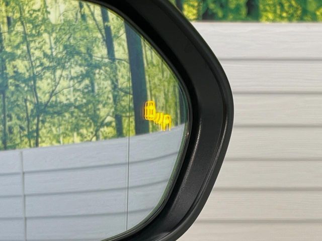 【ブラインドスポットモニター】走行中、ドアミラーの死角になりやすい箇所に後続車が接近するとサイドミラーのレンズに警告を表示！ドライバーに注意喚起をしてくれます。