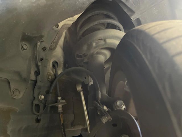 お車を安心してお乗りいただく為には、足回りの定期点検が欠かせません。サービスサポート（有償保証）では無料点検もご提供しており、安心のカーライフをお過ごしいただけるサポート体制が整っています。