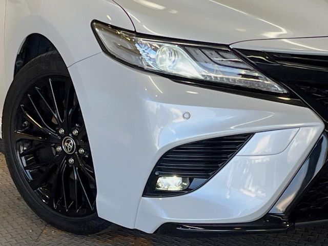 【LEDヘッドライト】悪天候や夜間走行時も良好な視界を確保し安心して運転できる高輝度LEDヘッドライトを装備！点灯速度が早く、消費電力も抑えられています。