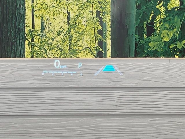 【カラーヘッドアップディスプレイ】現在の速度や走行情報をデジタル表示で運転席前方のガラスに投影！カラー付きで視認性も高く、運転中目線をずらさず必要な情報を確認できるのでとっても便利で安心！