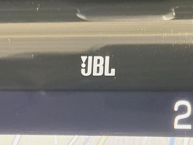 【JBLサウンドシステム】メーカーオプションの高品位サウンドシステムを搭載。専用のチューニングが施された大小様々なスピーカーから良質なサウンドが奏でられ、臨場感あふれる音響空間を演出します。