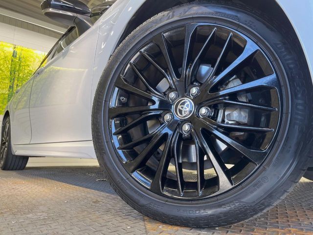 【純正18インチアルミホイール】純正ホイールを装着。走行性能の向上に加え、外観もよりスタイリッシュになっています。