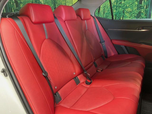 後部座席も気になるようなキズ・汚れやへたり等、大きなダメージはなく、良好な状態です。