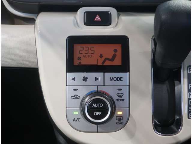 オートエアコンで快適な室内です。