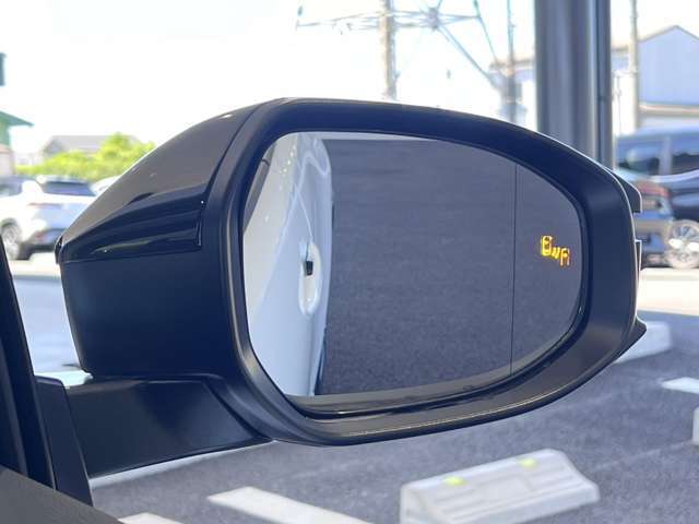 【ブラインドスポットモニター】サイドミラーに映らない死角に車両がいる場合、サイドミラーに設置されたマーカーが光って危険をお知らせします！安全装置も多数装備されておりますので、ご安心してお乗り下さい。