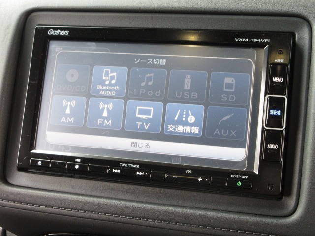 ナビゲーションはギャザズメモリーナビ（VXM-194VFi）を装着しております。AM、FM、CD、DVD再生、Bluetooth、音楽録音再生、フルセグTVがご使用いただけます。