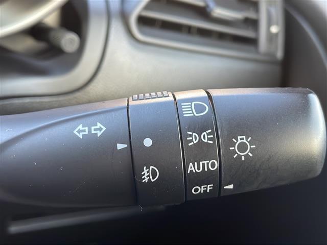 運転席操作部の画像です。店舗にて現車の確認もいただけますので、お電話で在庫のご確認の上是非ご来店くださいませ！！！ワクワクするクルマ選びをご提案します！