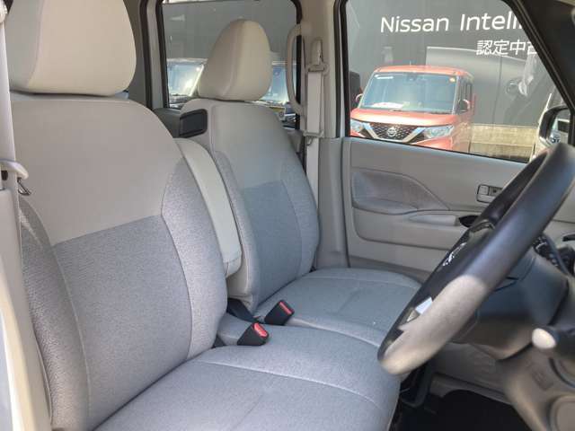 ◆前面ドア運転席◆ドアの開口が広く乗降ラクラク。シートの幅も広く運転していてもストレスを感じません。足元も広く快適なドライブを演出してくれます。