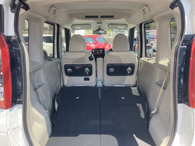 シートをすべて倒すとこんなに広々。たくさん荷物を積めます。これだけのスペースであればかなりの荷物が載せられます！