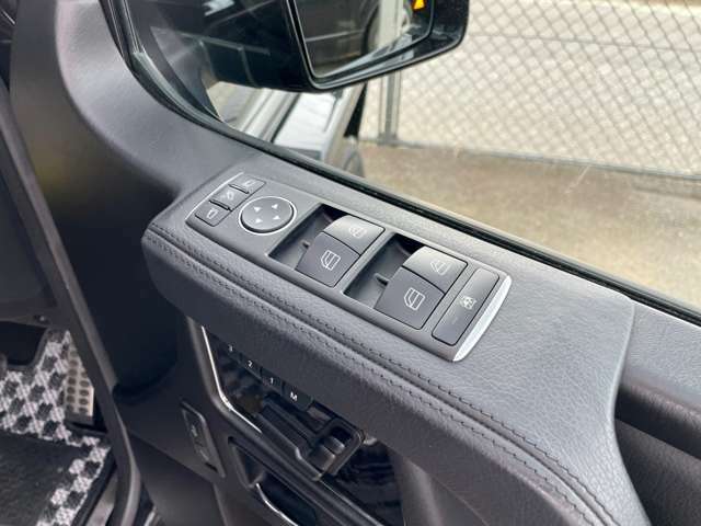 装備：G63ルックフロントバンパー/AMG20インチAW/サンルーフ/カーボンステアリング/Harman Kardon/メモリーシート/前後シートヒーター/TV/Bluetooth/ドライブレコーダー/GPSレーダー/ETC