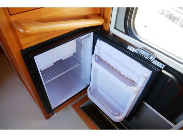 12Vの冷蔵庫が装備されております。