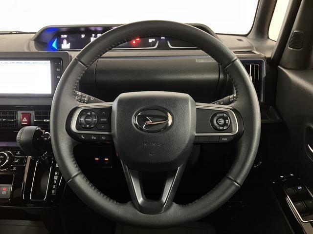 ダイハツ純正ステアリングリモコン付きハンドル搭載！運転中のハンドル操作でナビゲーションの音量や音楽の早送りなどが可能！これが付いていると便利★