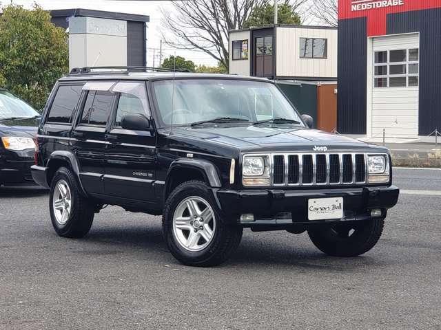 弊社では通称XJ型JeepCherokeeを20年以上取扱い少なくとも3000台以上ご納車してきました。これらの経験を基に現在乗ってらっしゃる方のフォロー全般を当たり前に行うなど、本当の専門店として活動を継続中です。