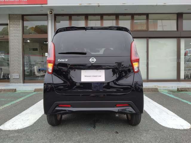 プライバシーガラス　室内の急激な温度変化を和らげ、防犯の観点から車内が見えにくくなっております。
