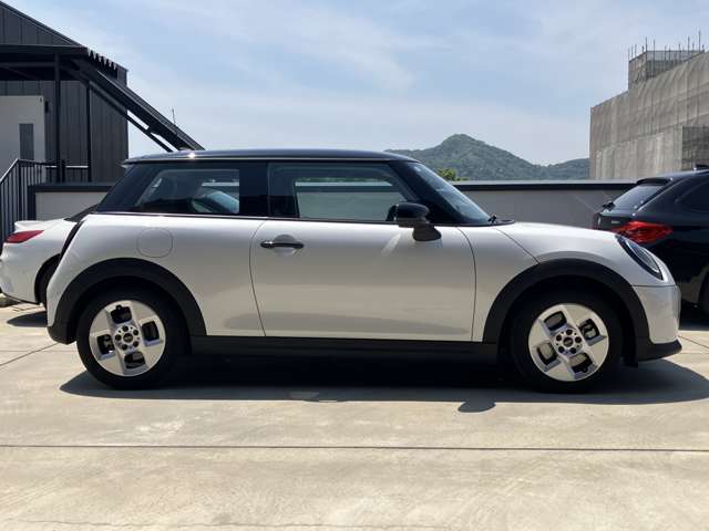 ご納車後も全国約200拠店のMINI正規ディーラーサービス工場にて保証対応いたします。お近くのMINI正規ディーラーをご案内の上、アフターメンテナンスをお受け頂けますので、安心してお乗りいただけます！！