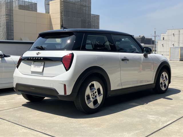 後ろからみても直ぐにMINIだとわかる丸みを帯びたデザインでございます。