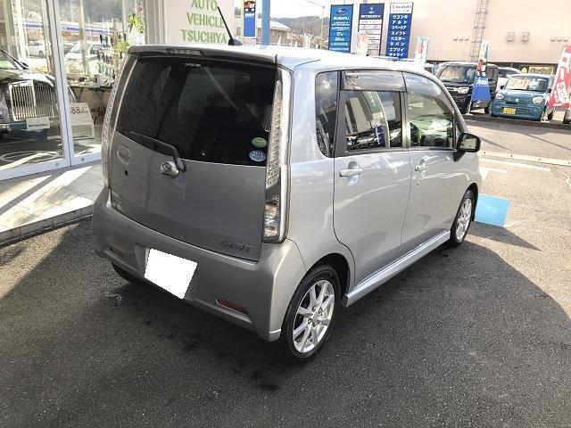 リアガラスは全面薄暗いスモークドガラスになっています。日除けや車内の覗き防止に役立ちます。